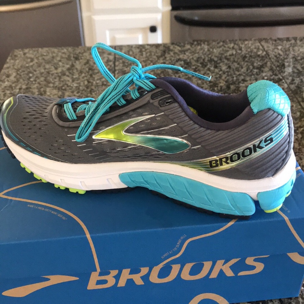 Brooks ghosts 9 running shoes